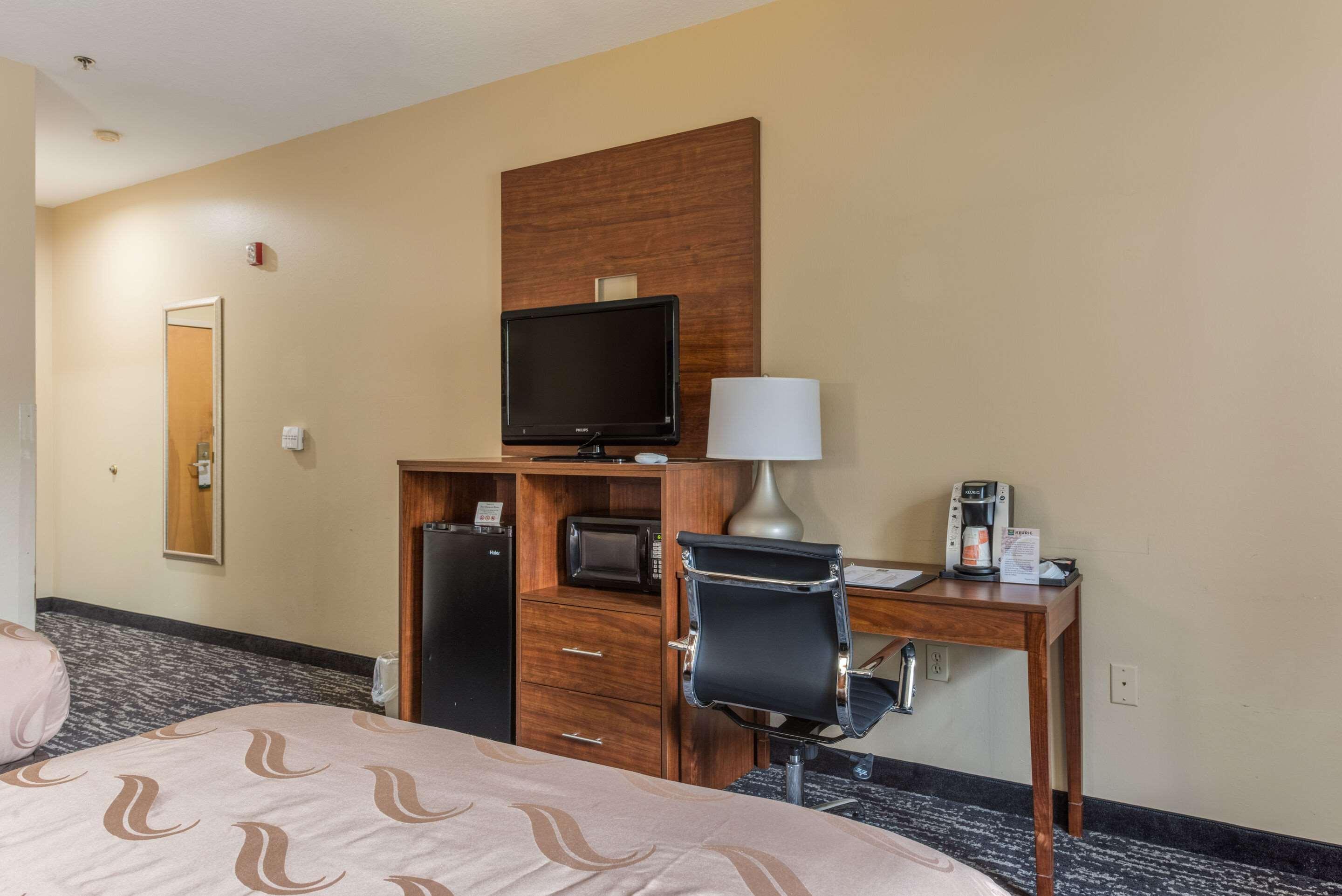 Quality Inn & Suites Hendersonville - Flat Rock Exterior photo