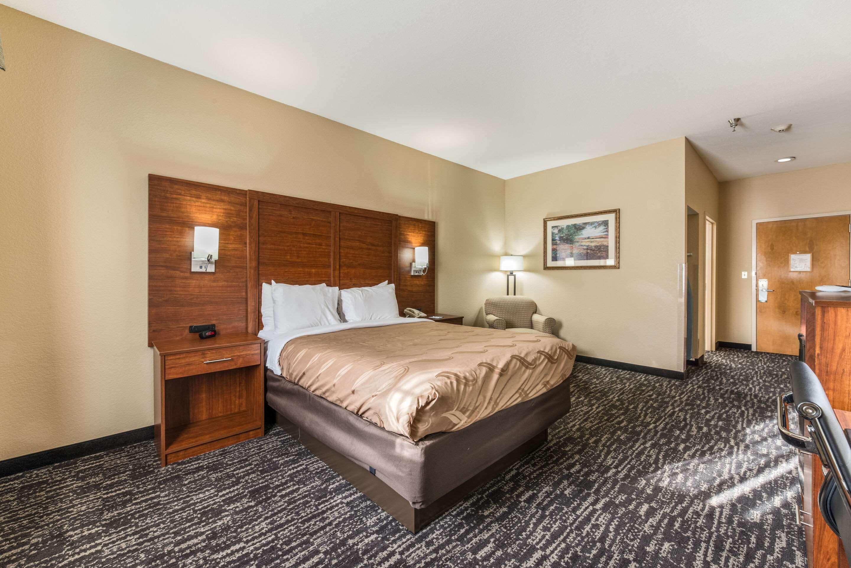 Quality Inn & Suites Hendersonville - Flat Rock Exterior photo