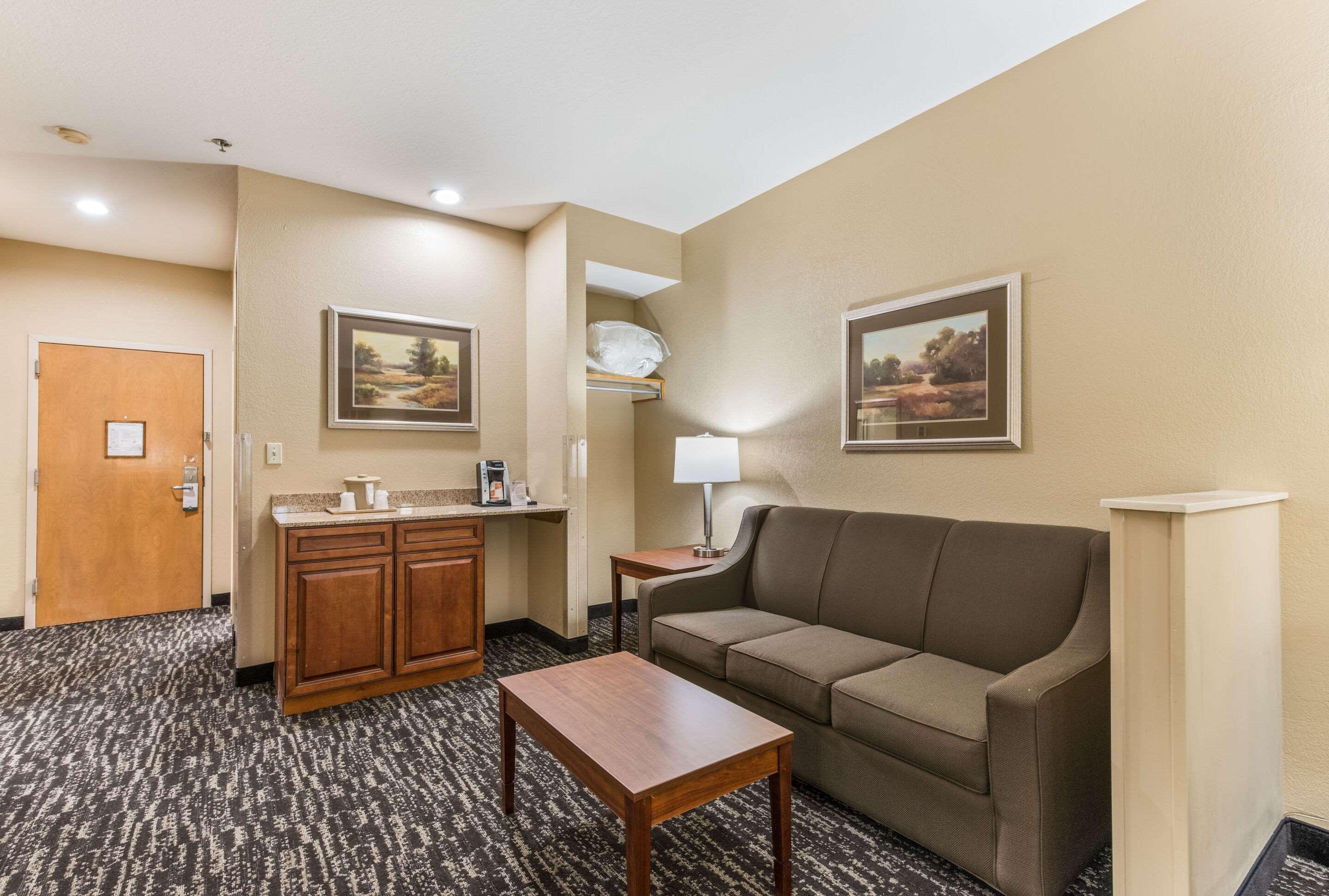 Quality Inn & Suites Hendersonville - Flat Rock Exterior photo