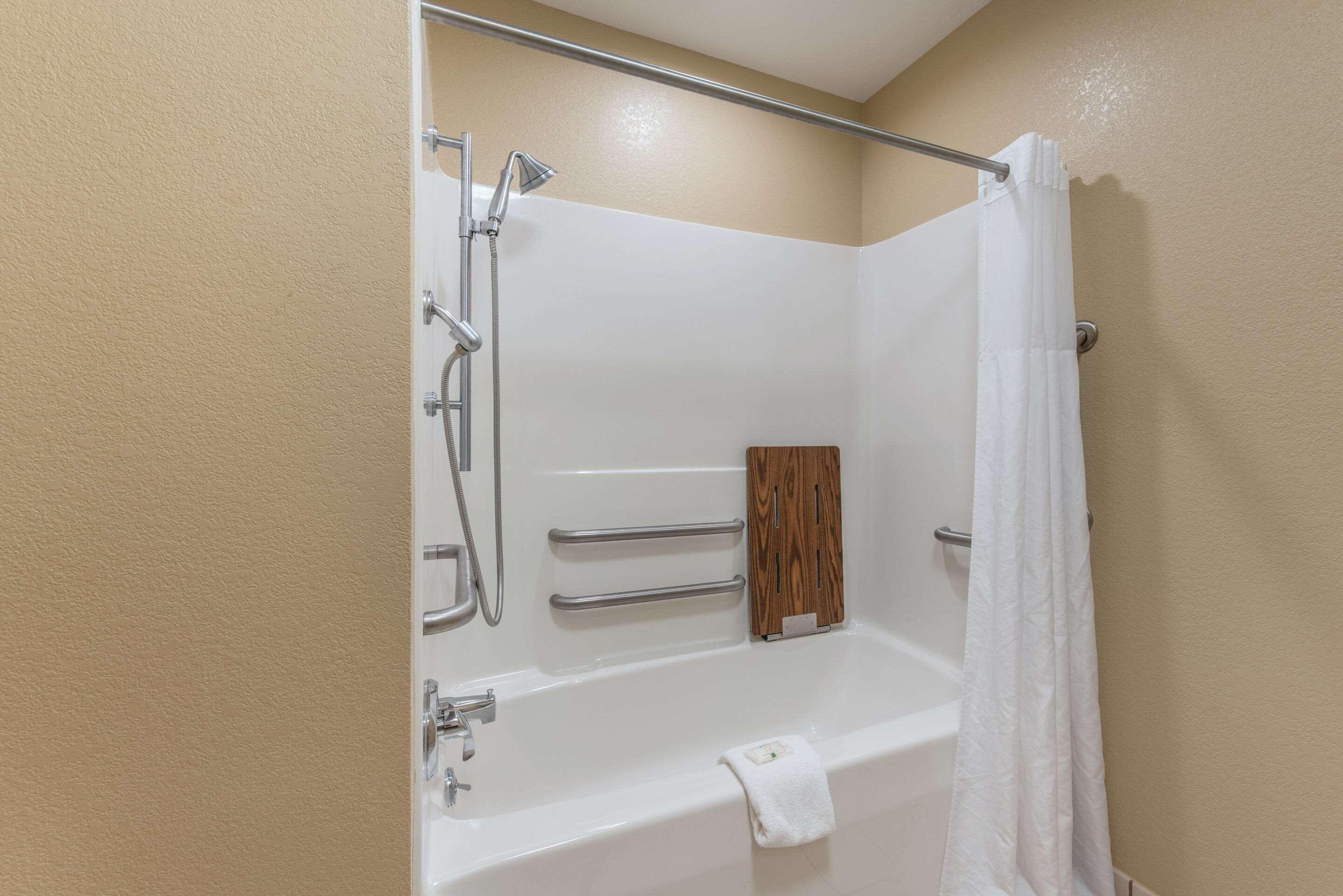 Quality Inn & Suites Hendersonville - Flat Rock Exterior photo