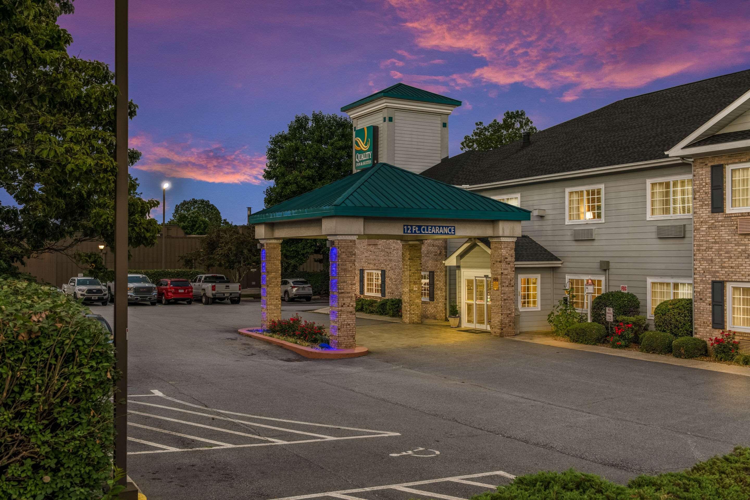 Quality Inn & Suites Hendersonville - Flat Rock Exterior photo