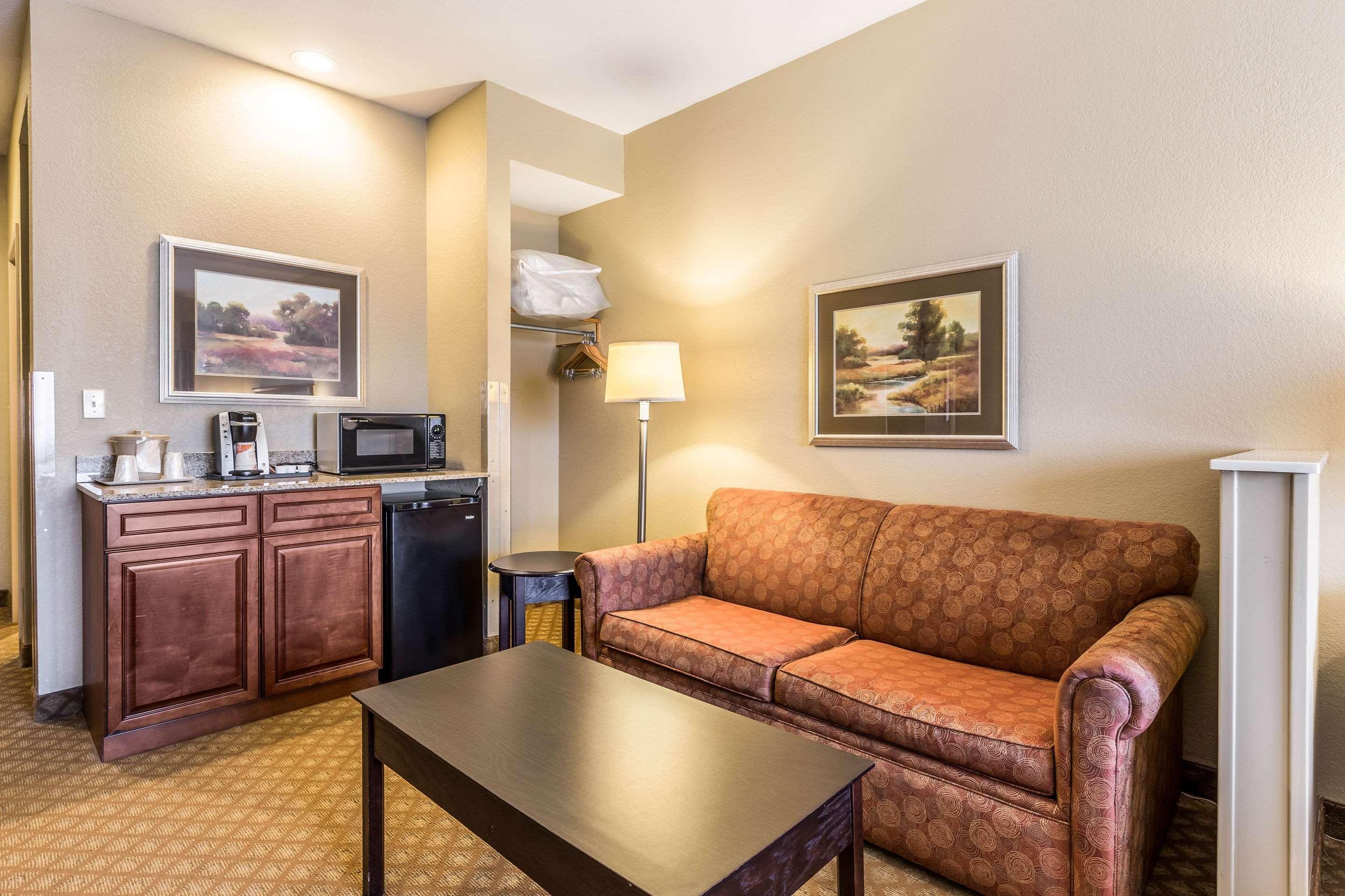 Quality Inn & Suites Hendersonville - Flat Rock Exterior photo