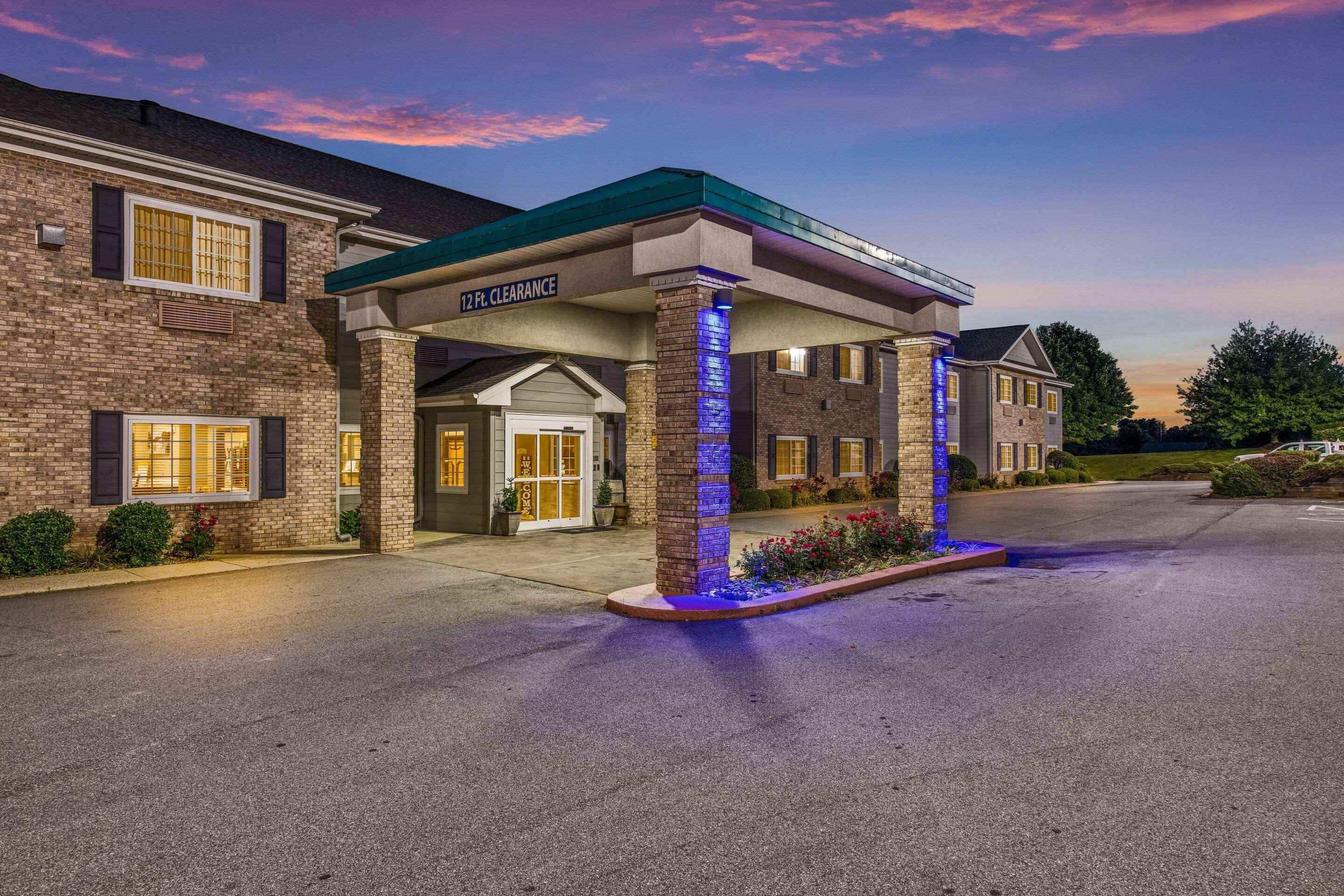 Quality Inn & Suites Hendersonville - Flat Rock Exterior photo